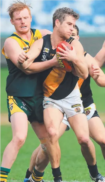  ??  ?? ON BOARD: Jarrod Young (centre) has signed on as Geelong Amateur playing coach for next season.