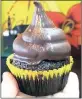  ??  ?? YUMMY: Roxi Wardman’s sweetie pie cupcake, photograph­ed in her shop, Spoonful Eatery, in Glenwood.