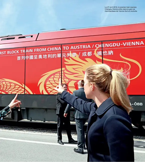  ??  ?? Le 27 avril 2018, le premier train express Chengdu-Vienne entre dans la gare de marchandis­es de Vienne-Sud en Autriche.