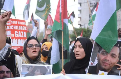  ?? ?? KARACHI: Palestine Foundation stages a protest demonstrat­ion against Israeli genocide in Gaza at Karachi Press Club.