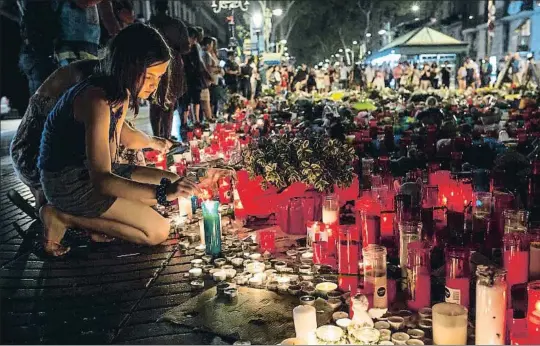  ?? ANA JIMÉNEZ ?? La respuesta. Miles de personas han pasado por la Rambla en los últimos días para expresar su rechazo a la violencia