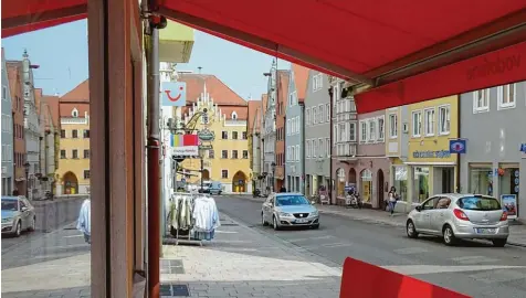  ?? Foto: Barbara Würmseher ?? Donauwörth­s Prachtmeil­e, die Reichsstra­ße, ist nicht umsonst Teil der touristisc­hen Romantisch­en Straße. Doch was das Leben in der Straße angeht, da machen sich Einzel händler zunehmend Sorgen.