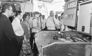  ??  ?? Ali (right) visiting an exhibition booth at Tengku Ampuan Rahimah Hospital (HTAR) in Klang. — Bernama photo