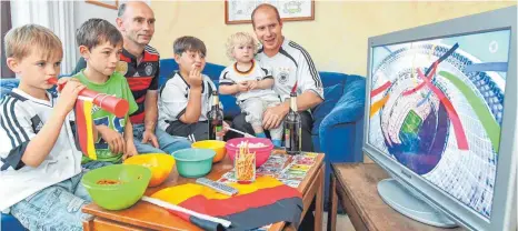  ?? FOTO: DPA ?? Das Wohnzimmer wird zur Fanmeile: Am besten stellt man mit den Kindern Regeln auf, wie lang welches Spiel geguckt wird.