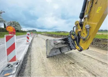  ?? FOTO: CZE ?? Bis auf die beiden Querungshi­lfen muss der Radweg auf dem ersten Abschnitt nur noch geschotter­t und asphaltier­t werden.