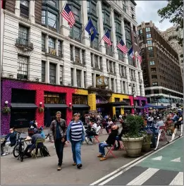  ?? ?? El comercio y el consumo es parte de los pasatiempo­s de quienes hacen vida en tierra americana (New York, tienda de Macy´s). Por cuestiones de espacio es más práctico comprar y descartar lo que no está de temporada.