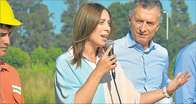  ??  ?? TIRONEO. La mandataria bonaerense participó ayer de un acto junto a Macri en el Camino del Buen Ayre. Baradel, que participó de la marcha de Moyano el miércoles pasado, sigue negociando y no lanzó medidas.