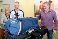  ??  ?? Ben Stokes, centre, with his parents Deborah and Gerard in 2017. Stokes senior is ina Johannesbu­rg hospital with a serious illness.