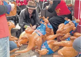  ?? | MAUDLYNE IHEJIRIKA/SUN-TIMES ?? Protest leader Garry Muratore and others blow up inflatable kangaroos for their protest in front of the Rock N Roll McDonald’s.