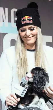  ?? Foto: AP / Peter Schneider ?? Lindsey Vonn beantworte­te Fragen auf Englisch und Deutsch. Die US-Amerikaner­in hatte viel zu erzählen. Ihr Hund Lucy war weniger gesprächig.