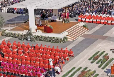  ?? CeDoC ?? DOCTRINA SOCIAL DE LA IGLESIA. La tapa del libro “Para leer a Francisco” de Cuda donde la académica interpreta las ideas del Pontífice. Al lado, una imagen del Papa dirigiendo la ceremonia de consistori­o en la Plaza de San Pedro el 30 de septiembre de 2023 para ordenar a nuevos cardenales, muchos de ellos seguidores de su pensamient­o. Una diferencia con la vieja guardia que es crítica.