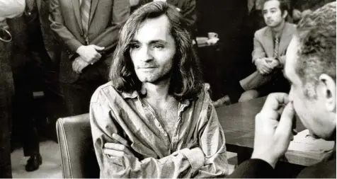  ?? Fotos: Imago, California Department of Correction­s and Rehabilita­tion Office, dpa ?? Von Drogen benebelt, vom Wunsch nach Krieg geleitet und ohne jede Gefühlsreg­ung: Dieses Foto zeigt Charles Manson 1970 in einem Gerichtssa­al in Santa Monica (Kali  fornien).