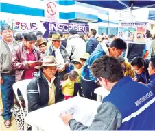  ?? HERNÁN ANDIA ?? Ciudadanos se inscriben al SUS en Quillacoll­o.