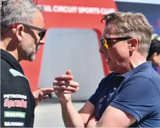  ??  ?? 3 Après s’être fréquentés sur les grilles de départ du Supersport Mondial, Éric et Wilco Zeelenberg se retrouvent avec grand plaisir.