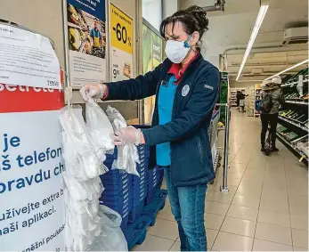  ?? Foto: Michal Šula, MAFRA ?? Rukavice a sáčky Ochrana před koronavire­m, ale také velké množství odpadu. Rukavice z plastu už není možné recyklovat, na doporučení hygieniků putují se směsným odpadem do spalovny.