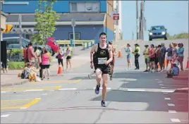  ?? AMANDA JESS/THE NEWS ?? Scott Langille of New Glasgow races to the finish in the half marathon.