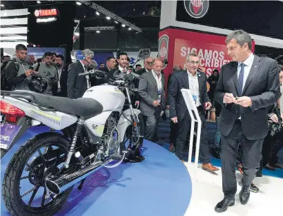  ?? ?? Sergio Massa en su visita al Salón de la Moto, donde hizo el anuncio.