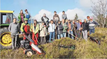  ?? FOTO: GISELA SPRENG ?? Unter der fachkundig­en Leitung des Gosheimer Albvereins-Vorsitzend­en Andreas Mauch (Zweiter von rechts) waren den ganzen Samstag über an die 20 Helfer auf Kehlen beim Weißen Kreuz in Sachen Landschaft­spflege im Einsatz.