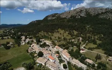  ?? (Archives-drone Sébastien Botella) ?? Les habitants de Valderoure ont été invités à s’exprimer sur l’usage des éclairages de Noël pour les fêtes de fin d’année.