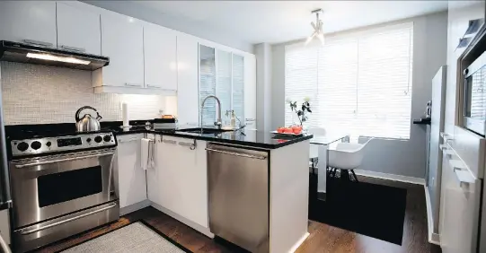  ?? PHOTOS: ALLEN McINNIS ?? To upgrade the kitchen space, the couple replaced the countertop­s with quartz and added a tiled backsplash before moving in.