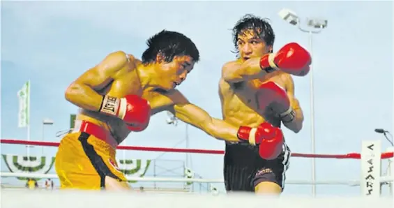  ??  ?? Piña va, piña viene. Ray Mancini era el campeón que defendía el título; Kim, el retador que había tenido una infancia de una extrema pobreza.