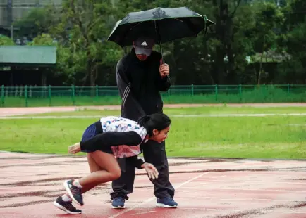  ?? Photo by Jean Cortes ?? THIS IS HOW YOU DO IT. A young girl is taught by her coach the proper running form in preparatio­n for the upcoming Batang Pinoy this coming September.