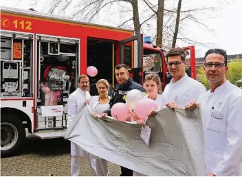  ?? FOTO: UWE MISERIUS ?? Hans-Oliver Rennekampf­f, Denise Jacobs, Grischa Bischoff, Mirjam Martin, Mario Wirth und Marc Busche zeigen eine Decke für den Transport von Menschen mit schweren Verbrennun­gen.