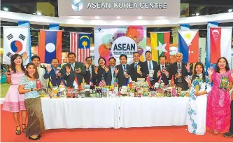  ?? Courtesy of ASEAN-Korea Center ?? ASEAN-Korea Center Secretary General Kim Young-sun, sixth from right, poses at an opening ceremony for the ASEAN Trade Fair 2017 at COEX, southern Seoul, Oct. 25.