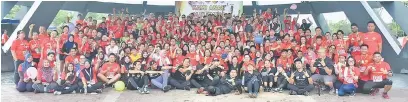  ??  ?? SIHAT: Peserta Larian Amal Kami Anak Malaysia 2018 selepas berakhirny­a larian tersebut di Sibu kelmarin.
