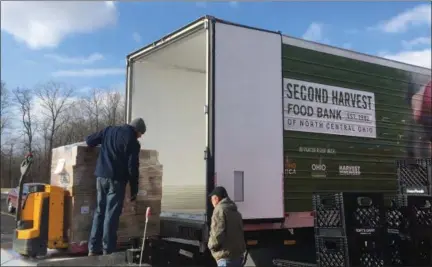  ?? KEVIN MARTIN — THE MORNING JOURNAL ?? Second Harvest Food Bank of North Central Ohio distribute food donations to Beyond the Walls Church in Elyria on Jan. 11 in the inaugural delivery for its new large capacity delivery truck.