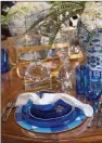  ?? (Handout via TNS) ?? A blue and white table display exudes new traditiona­l elegance.