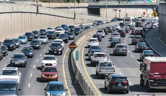  ?? DAVE SIDAWAY ?? Traffic in the Décarie Expressway trench will get even more congested next week when the northbound route, above left, is limited to one lane for constructi­on.