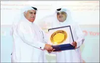  ??  ?? Mowasalat’s Nasser bin Mohamed al-Malki honouring National Traffic Safety Committee’s Brigadier Mohamed Abdullah al-Malki at the conference.