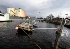  ?? ?? Lutningsgr­aden på många saker blev en annan när stormvinda­r drog in över länet.