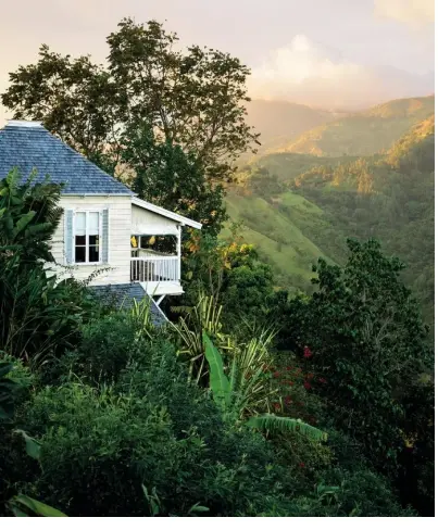  ??  ?? TOP, CLOCKWISE FROM LEFT In Jamaica’s Blue Mountains, Strawberry Hill Hotel has a view to forever; EN HAUT, À GAUCHE PUIS DANS LE SENS HORAIRE Dans les Blue Mountains, le Strawberry Hill Hotel est tout sauf dans le champ ;