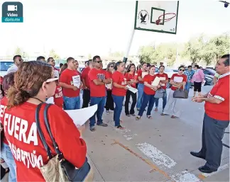  ??  ?? los Docentes hicieron una concentrac­ión frente al plantel 6, ayer