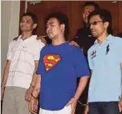  ?? [FOTO MOHD YUSNI ARIFFIN/BH] ?? Yoke Min (kiri) bersama Kamarulzam­an dan Chee Chong (tengah) di Mahkamah Majistret Kuala Lumpur, semalam.