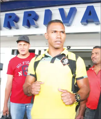  ??  ?? READY TO RUMBLE ... COLOMBIAN Jose Agustin Julio Feria arrives at Harare Internatio­nal Airport yesterday ahead of his bout against Charles Manyuchi