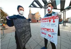  ??  ?? Am Donnerstag demonstrie­rten diese zwei Menschen für Vernunft: Zu Hause bleiben, statt Virus verbreiten.