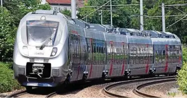  ??  ?? Ein Abellio-Zug fährt auf der Saalbahn im Jenaer Stadtgebie­t. Foto: Tino Zippel