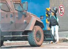  ??  ?? Una joven implora el cese de la carga contra manifestan­tes, en Quito, tal como lo había hecho un hombre en China en 1989. EFE