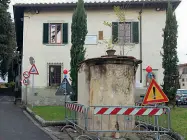  ??  ?? Le transenne e i cartelli di pericolo intorno al vecchio pozzo