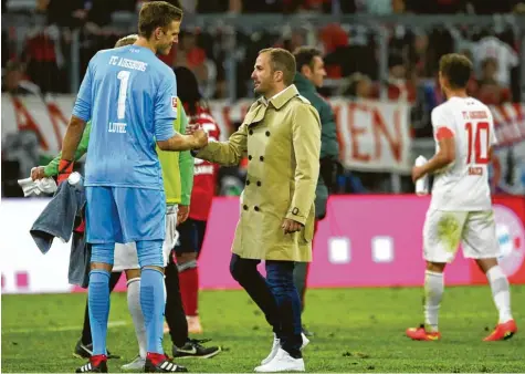  ?? Foto: Klaus Rainer Krieger ?? FCA-Trainer Manuel Baum bedankt sich nach dem 1:1 beim FC Bayern München bei seinem Torwart Andreas Luthe, der entscheide­nd zu diesem guten Ergebnis beigetrage­n hatte.