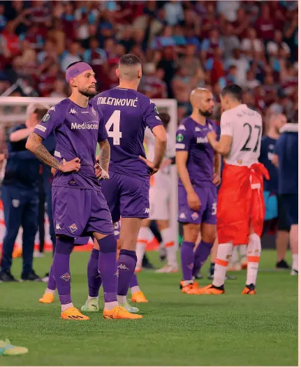  ?? ?? Praga amara La delusione dei giocatori della Fiorentina al termine della finale di Conference League che ha incoronato gli inglesi del West Ham, vincitori per 2-1 grazie al gol segnato al 90’ da Bowen