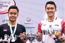  ?? BWF BADMINTON ?? KOMPAK: Anthony Ginting (kiri) dan Jonatan Christie sama-sama memegang Piala Australian Open 2019 kemarin. Jonatan mengalahka­n Ginting di final.