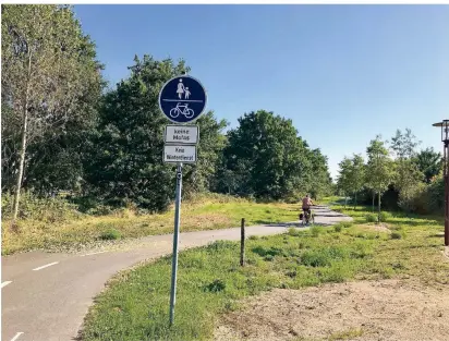  ?? ARCHIVFOTO: MARC SCHÜTZ ?? Der sechs Kilometer lange Allenradwe­g in Willich ist derzeit nur drei Meter breit.