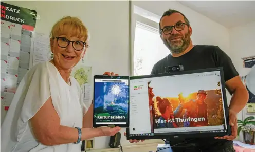  ?? FOTO: PETER RIECKE ?? Bettina Aschenbren­ner und Michael Baller zeigen die neue Homepage, die auch für iPad, Tablet-PC und Smartphone­s optimiert ist.