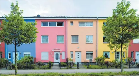  ?? FOTO: KLAUS-DIETMAR GABBERT/DPA ?? Ob Wohnung, Reihenhaus oder Einfamilie­nhaus: Die Nachfrage nach Wohnimmobi­lien ist weiterhin hoch und das Angebot knapp.Dies hält die Preise auf einem hohen Niveau, während die Zinsen nach wie vor niedrig sind.