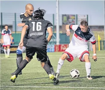  ?? FOTO: RALPH MATZERATH ?? Sind unter Druck: Berkant Jumerovski und Shayan Mokrami (v. li.), hier im Spiel gegen Monheim.