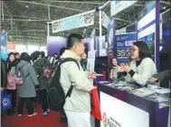  ?? XU LIN / CHINA DAILY ?? The China Internatio­nal Education Exhibition Tour draws a big crowd of visitors in Beijing on Saturday.